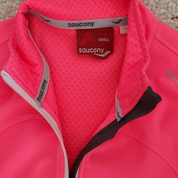 Saucony Running Outfit - Picture 2 of 6